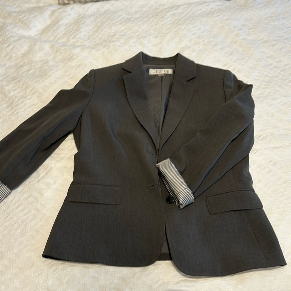 Tahari ASL, size 8, full suit, blazer + pants, light gray